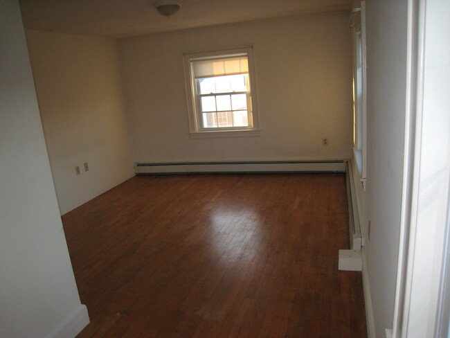 Bedroom - 870 Woodbury Ave