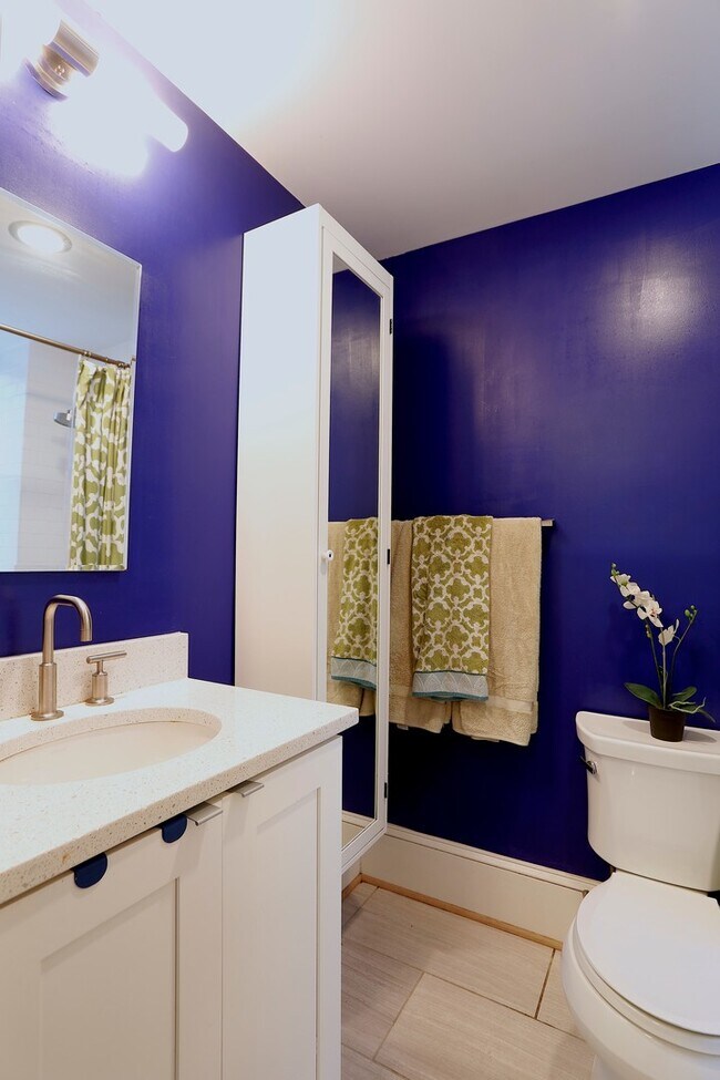 Building Photo - Parking Included! 1 Bedroom 1 Bathroom Cor...