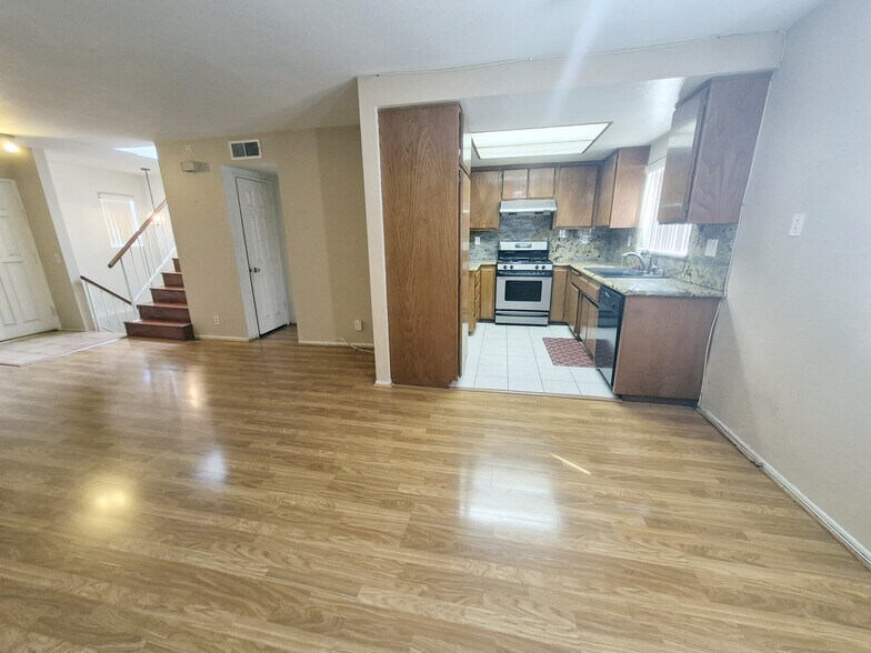 Building Photo - 1836 E Huntington Dr