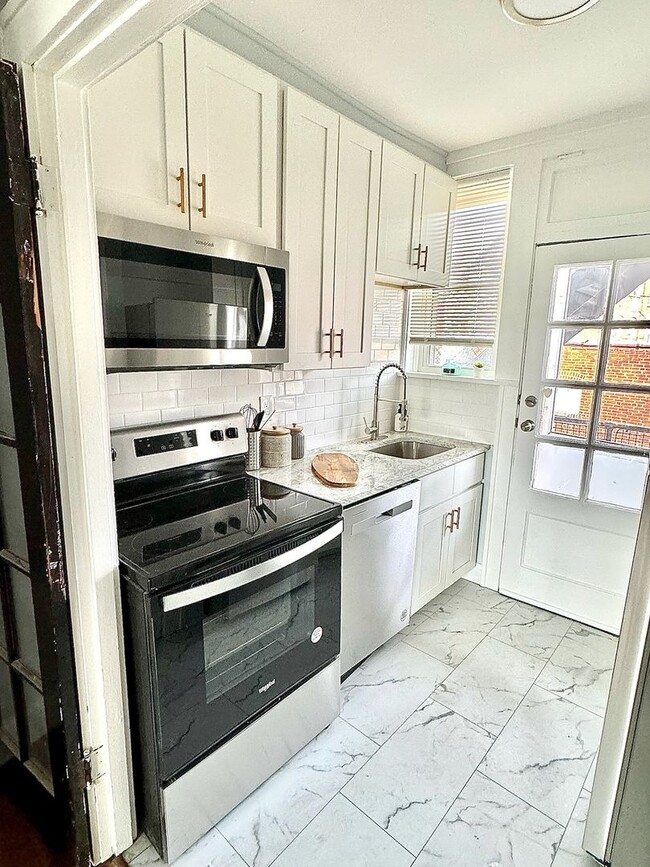 Building Photo - 4928 Lindenwood Ave