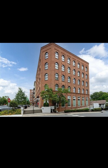 Building Photo - 360 Chambers St