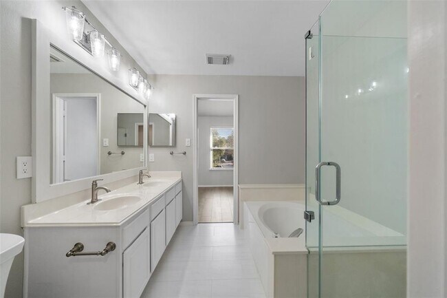 Building Photo - 131 N Villa Oaks Dr