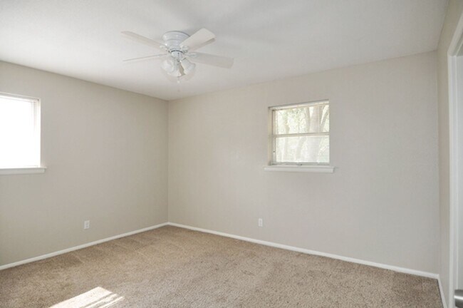 Building Photo - Beautiful spacious home in Hurst!