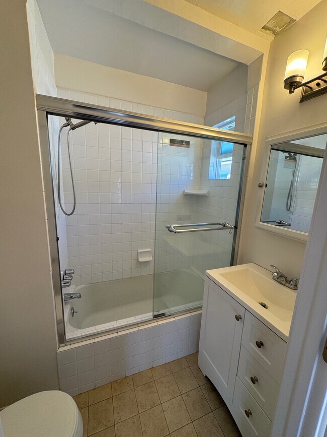 Master Bath - 2411 22nd St