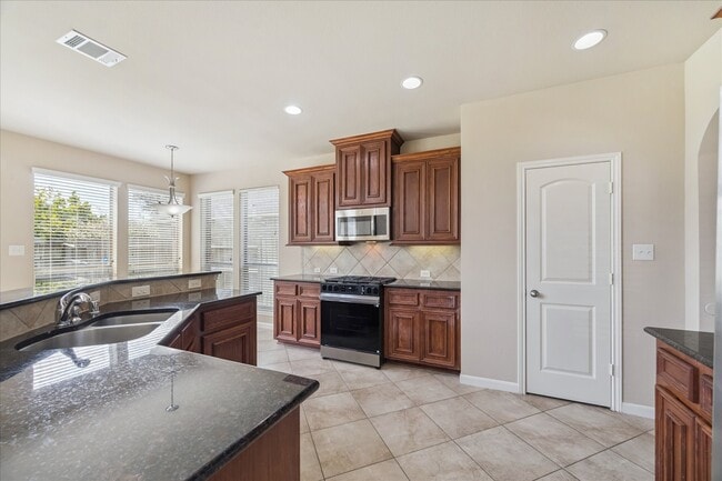 Building Photo - 5430 Linden Rose Ln