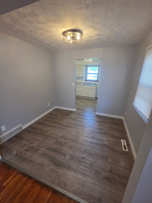 Building Photo - 3 Bedroom Single Family home with garage