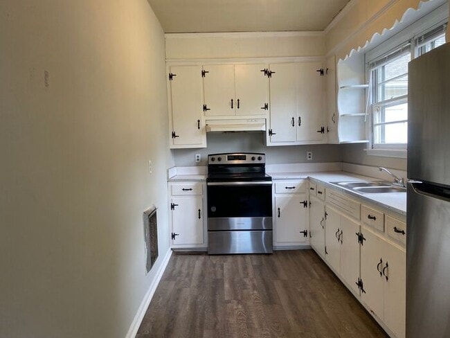 Building Photo - For Rent - Renovated One Bedroom Unit in G...