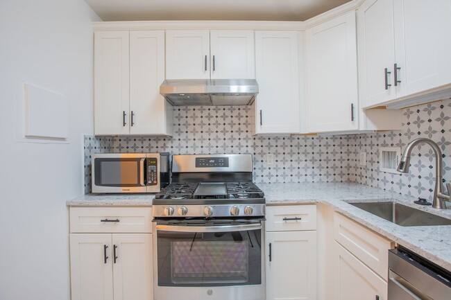 Building Photo - Beautiful 2 BR/1 BA Condo in Dupont Circle!