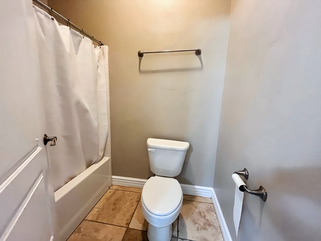 Building Photo - Beautiful 5 Bedroom 4 Bathroom House in Ga...