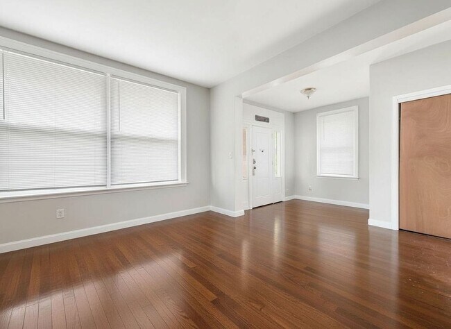 Building Photo - 227 E Northwood Ave