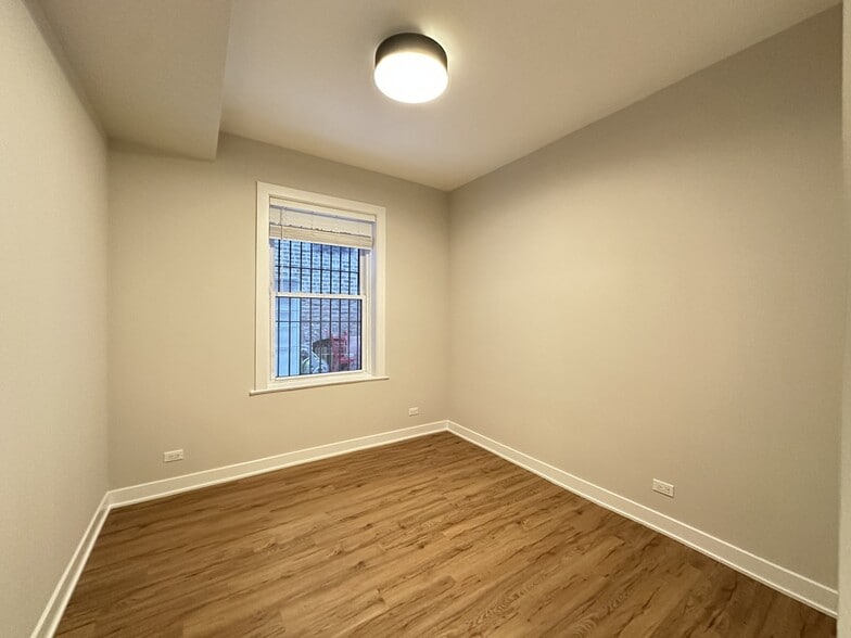 Building Photo - 643 W Wrightwood Ave