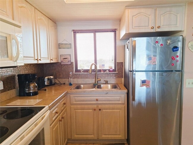 Building Photo - 6009 Sea Ranch Dr