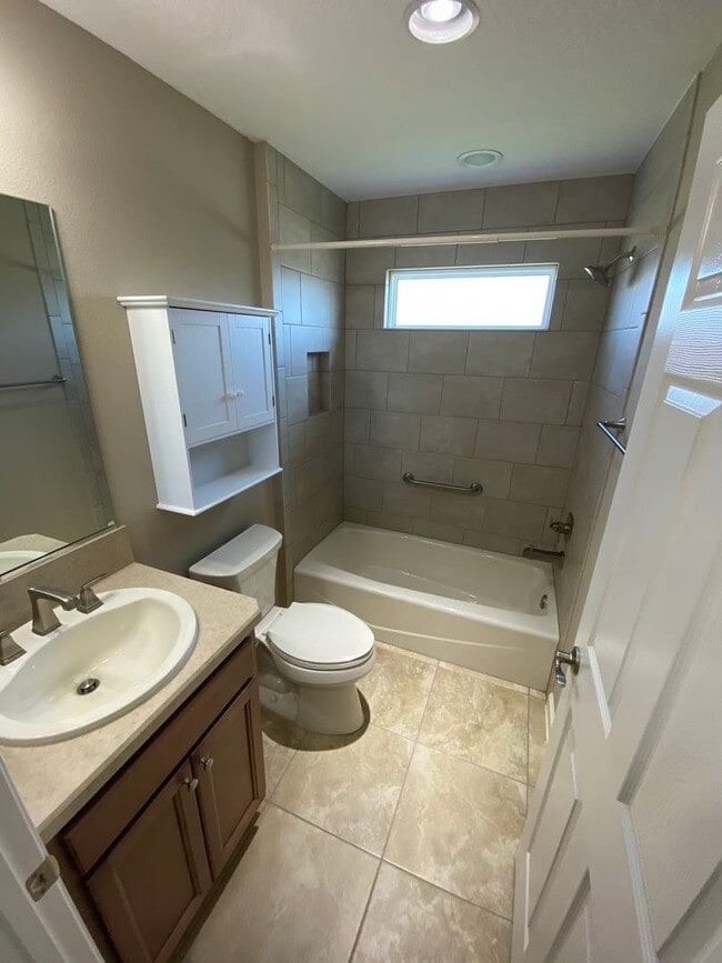 Building Photo - Beautiful Unfurnished 3 bed, 2 bath ANNUAL...