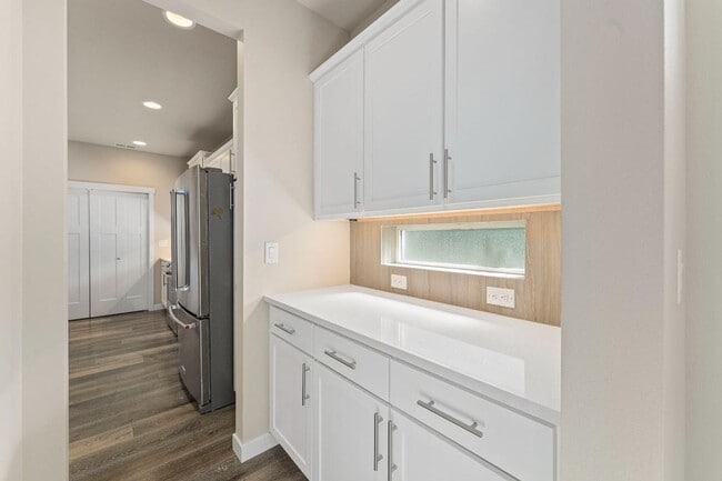 Building Photo - Beautiful Puyallup Corner Lot Home with Office, A/C, Formal Dining & Bonus Loft!
