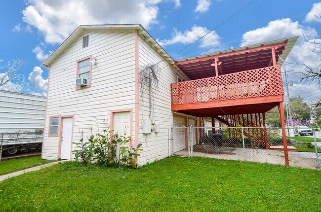 Building Photo - 701 Redan St