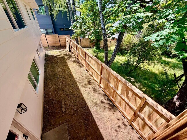 Building Photo - Freshly Remodeled 5bd/2.5bath Home w/ Daylight Basement in Heart of Multnomah Village