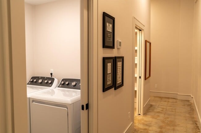 Building Photo - 612 W 8th Ave