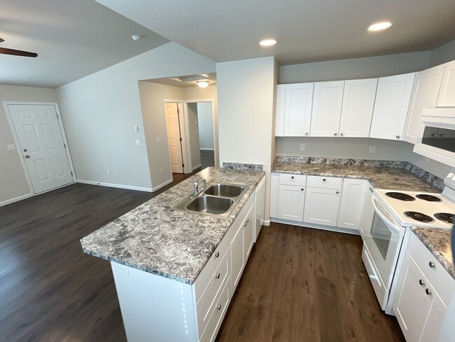 Building Photo - 275 Rickenbacker Ave