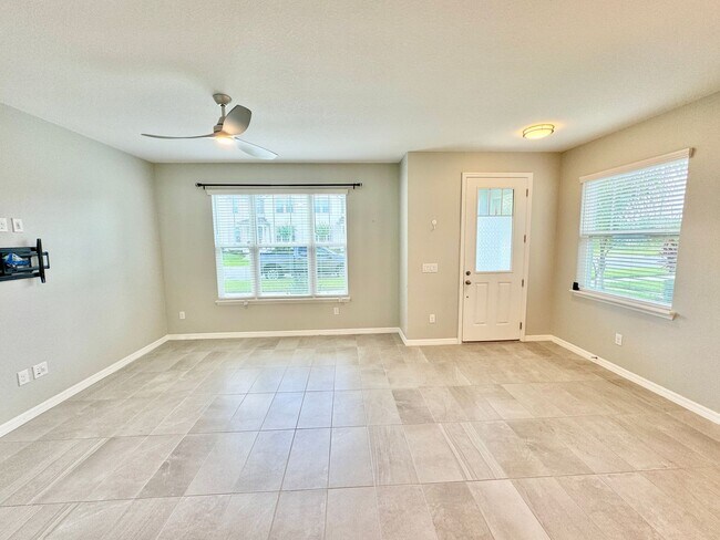 Building Photo - FOR RENT - Fantastic end unit townhouse in...
