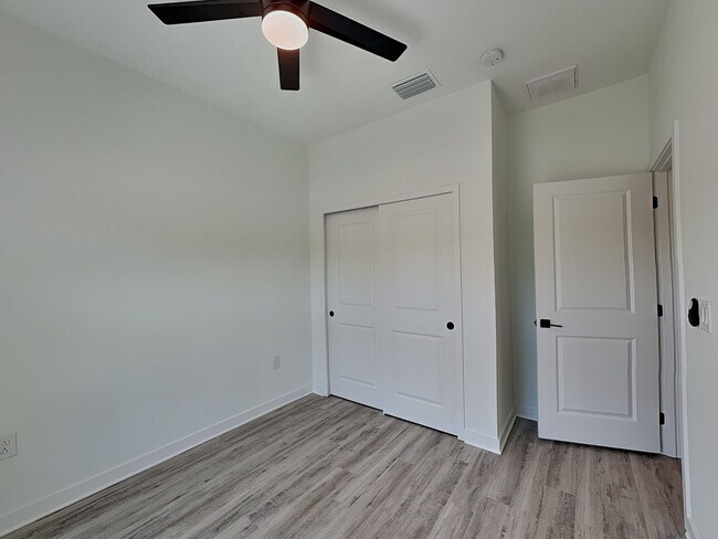 Building Photo - 1127 Highlands Rd