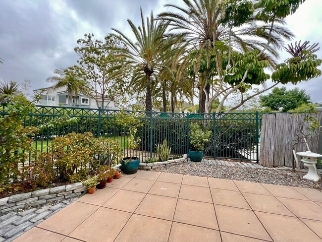 Building Photo - Beautiful 2Bd/2.5Ba with office located in...