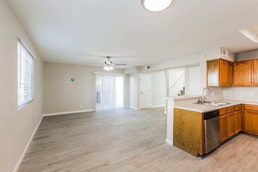 Building Photo - 441 S Maple