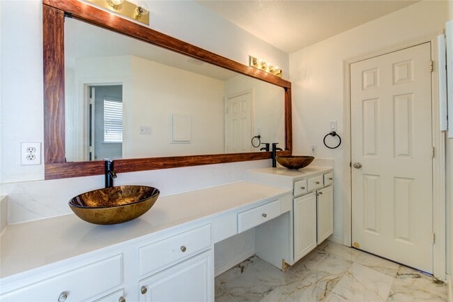 Building Photo - 1115 Enclave Square E