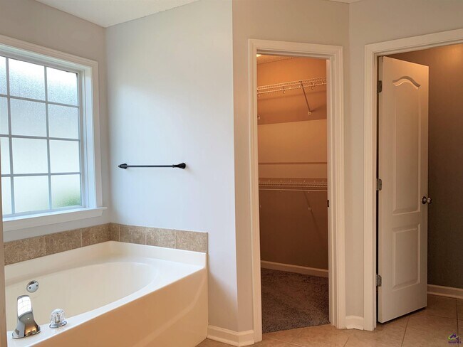 Building Photo - 110 Amber Dr