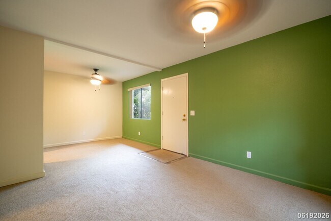 Building Photo - $2,800/ 2 Bed/ 1 Bath/ 2 Parking Hidden in the Heights - Your Private Green Escape on O'ahu
