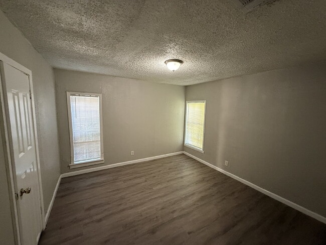 Building Photo - 2213 Lea Crest Dr