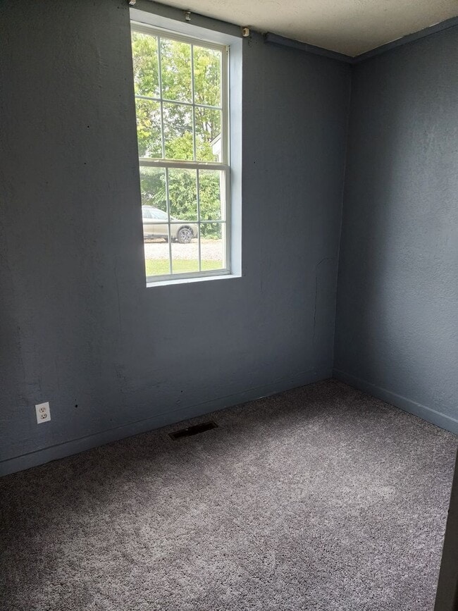 Building Photo - 1- 2 bedroom