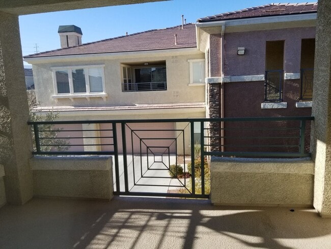Building Photo - Townhome available in beautiful community