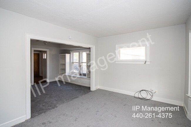 Building Photo - Lovely 2 Bed, 1-Bath Upper Unit in Clevela...