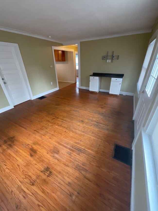 Building Photo - ***AVAILABLE AUGUST 2027*** 5 Bed 2 Bath house. Close to business school. Excellent Location!