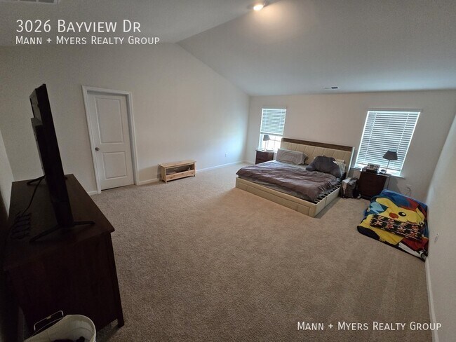 Building Photo - 3026 Bayview Dr
