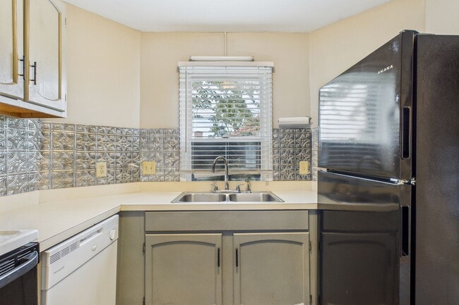 Building Photo - UNCG Area – Chancellors Court Townhomes. W...