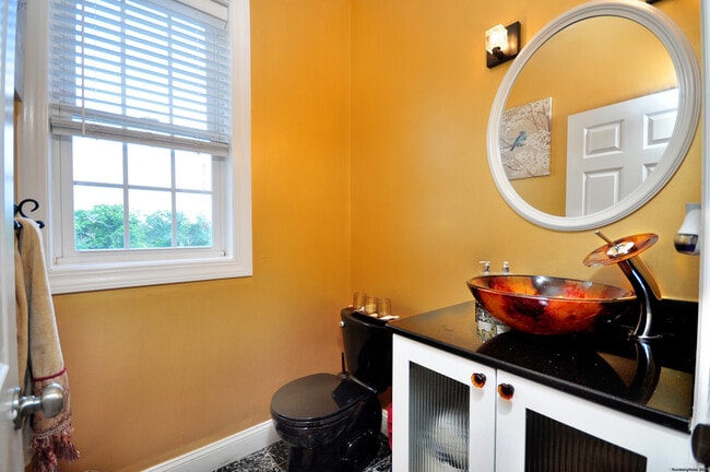 Building Photo - 3 Maplecrest Ln