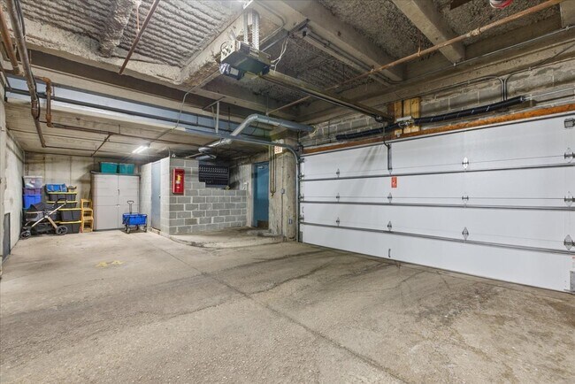 Building Photo - 2600 N Southport Ave