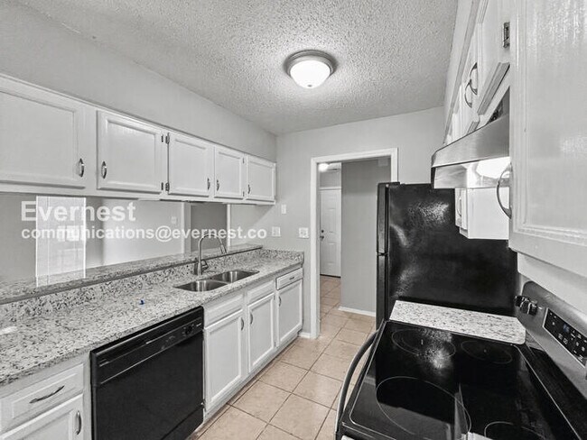 Building Photo - 6260 Somerset Dr