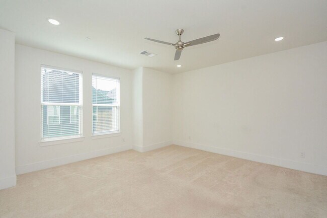 Building Photo - 310 Cyclamen St