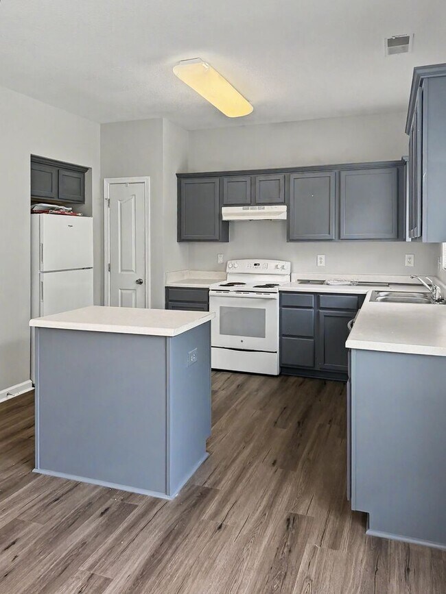 Building Photo - 2717 Forest Grove Ct