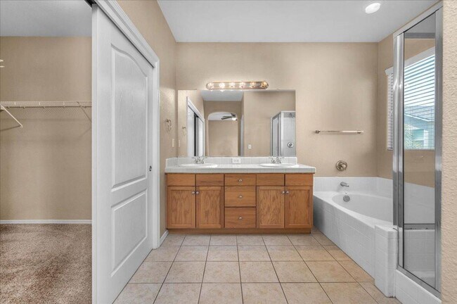 Building Photo - Spacious 4 Bedroom Home in North Clovis Gated Community