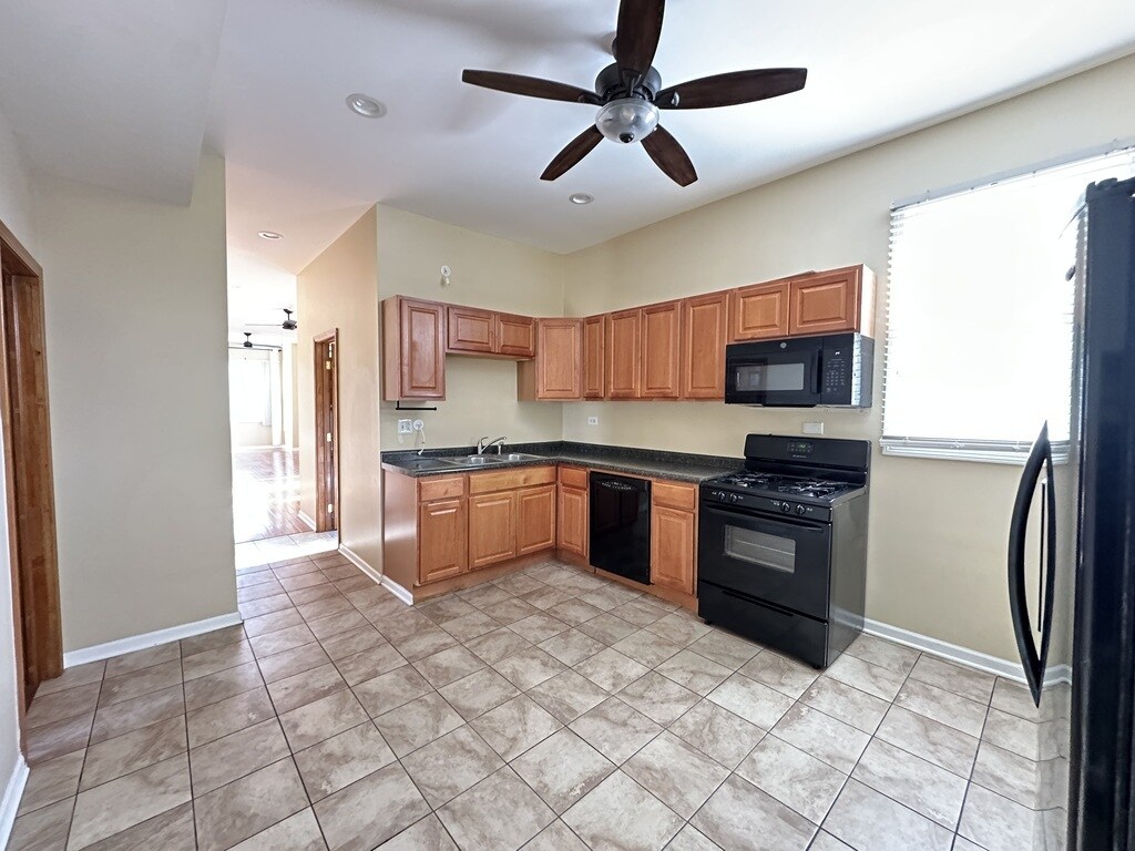 Building Photo - 2020 N Hamlin Ave