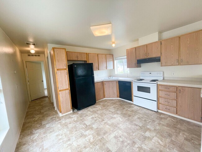 Building Photo - Close To Eureka and College of the Redwoods. Open Floor Plan. 2 Bathrooms!