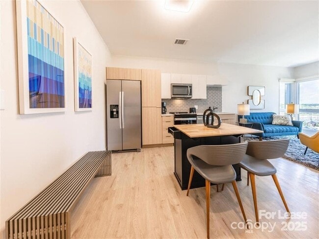 Building Photo - 1824 N Brevard St