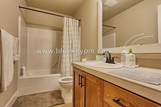 Building Photo - 4 Bed 3 Bath Home in Bethany Across From B...