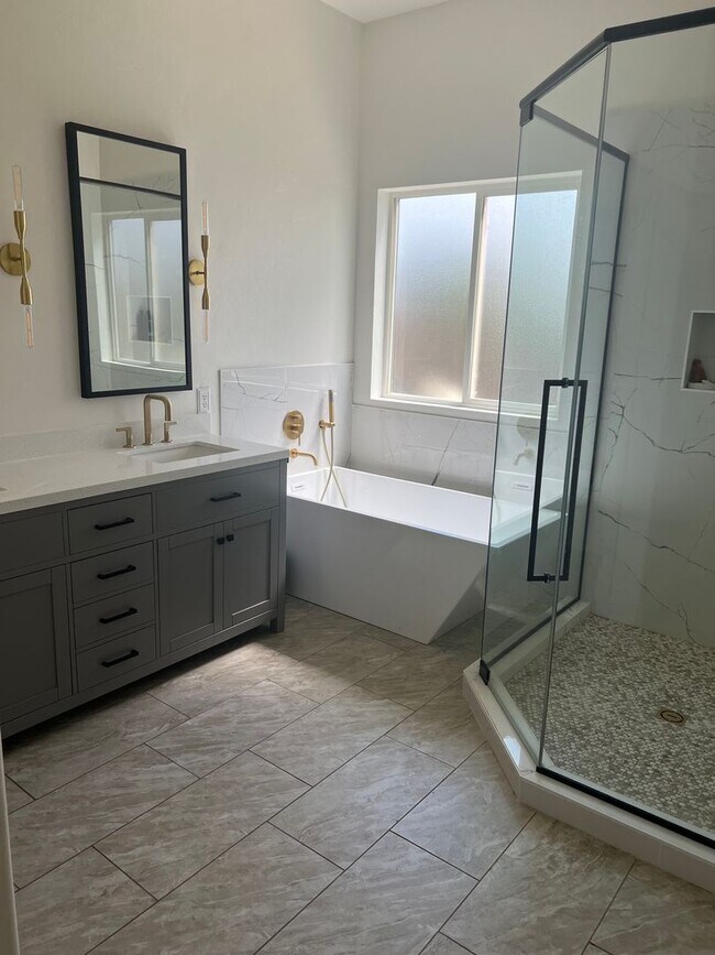 Building Photo - Gorgeous Northwest 3 Bedroom!