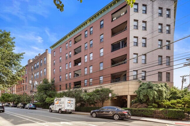 Building Photo - 1001 Clinton St