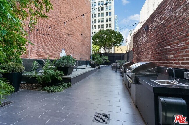 Building Photo - 460 S Spring St