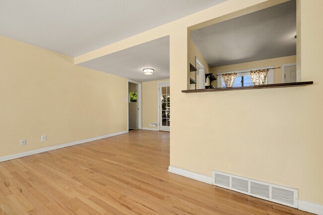 Building Photo - 2140 Robin Dr